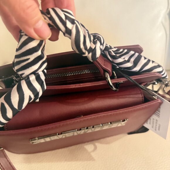 NWT STEVE MADDEN BEVELYN SCARF SATCHEL CROSSBODY BAG CREDIT CARD CASE BLODSTONE - Picture 4 of 7